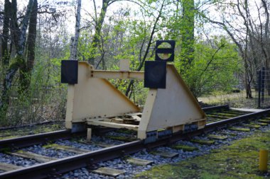 Alman Teknoloji Müzesi 'nin açık hava sahasının bir parçası olan eski Anhalter Bahnhof' un yük deposunun yakınında tampon durağı, tampon durağı, çarpışma noktası, tampon bloğu veya durdurma yeri bulunmaktadır. Berlin, Almanya.