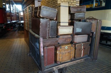 Berlin, Almanya - 2 Nisan 2023: Berlin 'deki Alman Teknoloji Müzesi, Alman Teknoloji Müzesi' nde eski bavul ve bavulların bir koleksiyonu görülebilir.