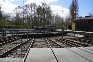 Berlin, Almanya - 2 Nisan 2023: Eski Anhalter Bahnhof tren istasyonunun yük deposu artık Alman Teknoloji Müzesi 'nin açık hava sahasının bir parçasıdır. Daha önce Anhalter Bahnhof buhar lokomotiflerinin bakımında kullanılmıştı..
