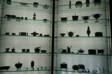 Berlin, Almanya - 2 Nisan 2023: Cam vitrinlerdeki eşyalar, 