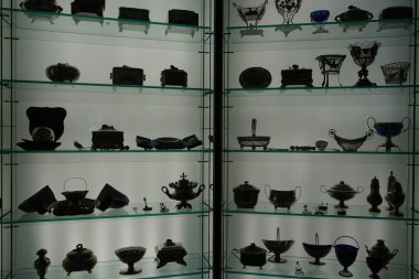 Berlin, Almanya - 2 Nisan 2023: Cam vitrinlerdeki eşyalar, 