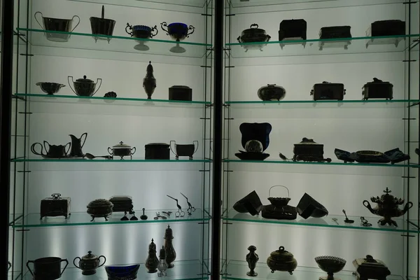 Berlin, Almanya - 2 Nisan 2023: Cam vitrinlerdeki eşyalar, 