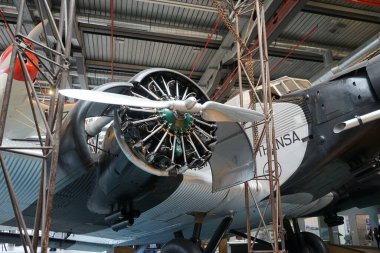 Berlin, Almanya - 2 Nisan 2023: Junkers Ju 52, Lufthansa 'nın omurgasını oluşturan tarihi bir uçaktır. Fotoğraf radyal motoru gösteriyor, özellikle de bu tip uçaklarda kullanılan Bramo 323..
