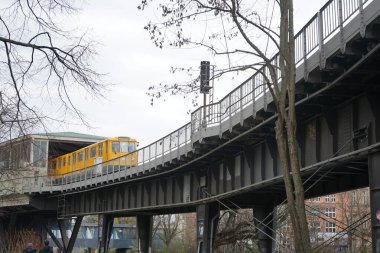 Bir U-Bahn treni Almanya 'nın Berlin eyaletinin batı Kreuzberg ilçesine bağlı Moeckernbruecke istasyonundan kalkıyor..
