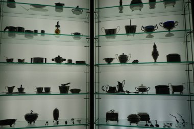 Berlin, Almanya - 2 Nisan 2023: Cam vitrinlerdeki eşyalar, 