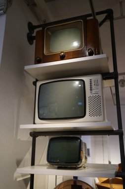 Berlin, Almanya - 2 Nisan 2023: Berlin 'deki Alman Teknoloji Müzesi' nde Telekomünikasyon Sergisi Elektropolis Berlin 'de bulunan tarihi televizyon sergisi.