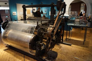 Berlin, Almanya - 2 Nisan 2023: 1920 'den kalma kablo dokuma tezgahı Berlin' deki Alman Teknoloji Müzesi 'ndeki Alman Tekstil Teknolojileri Müzesi' nde sergileniyor.