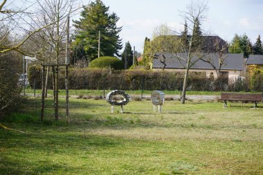 Dekoratif alüminyum koyunlar Nisan ayında Wuhle Nehri yakınlarındaki bir dinlenme alanında bir çayırdalar. Berlin, Almanya, Avrupa.