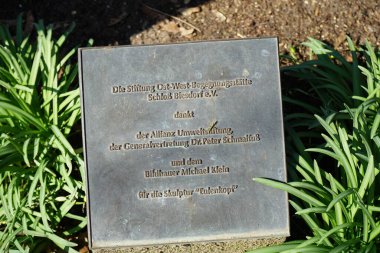 Berlin, Almanya - 9 Nisan 2023: Plaketteki yazı, Doğu-Batı Toplantı Yeri Biesdorf Sarayı Vakfı 'nın çeşitli kuruluşlar tarafından bağışlanan 