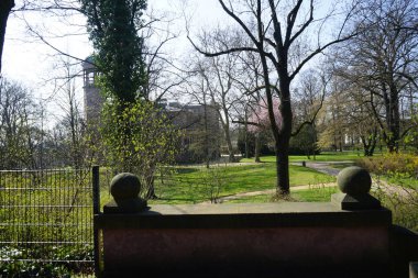 Saray parkındaki buz mahzeninden Schloss Biesdorf 'un görüntüsü. Biesdorf Sarayı veya Schloss Biesdorf, Berlin 'in Biesdorf bölgesindeki Biesdorf Palace Park' ta yer alan bir binadır. Berlin.