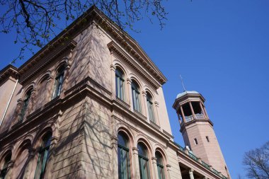 Saray parkındaki Schloss Biesdorf manzarası. 1868 tarihli Schloss Biesdorf Sarayı, Berlin 'in Biesdorf ilçesindeki Schlosspark' ta, Marzahn-Hellersdorf ilçesinde yer alır. Berlin, Almanya.