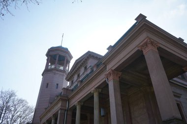 Saray parkındaki Schloss Biesdorf manzarası. 1868 tarihli Schloss Biesdorf Sarayı, Berlin 'in Biesdorf ilçesindeki Schlosspark' ta, Marzahn-Hellersdorf ilçesinde yer alır. Berlin, Almanya.