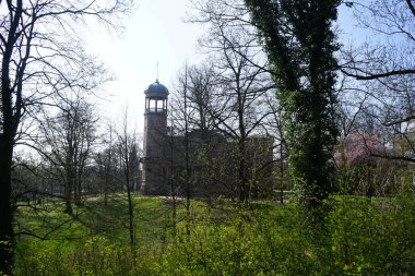 Nisan 'daki saray parkından Schloss Biesdorf manzarası. 1868 tarihli Schloss Biesdorf Sarayı, Berlin 'in Biesdorf ilçesindeki Schlosspark' ta, Marzahn-Hellersdorf ilçesinde yer alır. Berlin, Almanya.