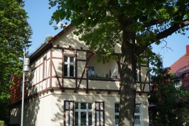 Mayıs ayında tarihi evler, Pflanzgartenstrasse, Landhauskolonie Uhlenhorst, Koepenick, Berlin, Almanya 'daki Alman mimari eserleri.