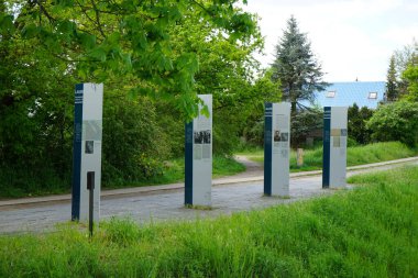 Berlin, Almanya - 7 Mayıs 2023: Tarihi eser olan Lager Kaulsdorfer Strasse 90 'ın Stelae' si modern tarihi kışlanın karşısındaki Wuhle Nehri kıyısına kurulmuştur..