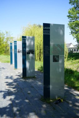 Berlin, Almanya - 9 Mayıs 2023: Tarihi eser olan Lager Kaulsdorfer Strasse 90 'dan Stelae modern tarihi kışlanın karşısındaki Wuhle Nehri kıyısına kurulmuştur..