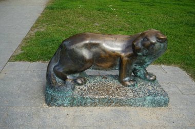 Berlin, Almanya, Avrupa - 18 Mayıs 2023: Bronz heykel 