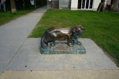 Berlin, Almanya, Avrupa - 18 Mayıs 2023: Bronz heykel 