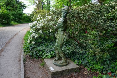 Berlin, Almanya, Avrupa - 18 Mayıs 2023: Schloss Koepenick 'in saray bahçesine yerleştirilen Hermann Joachim Pagels' in 