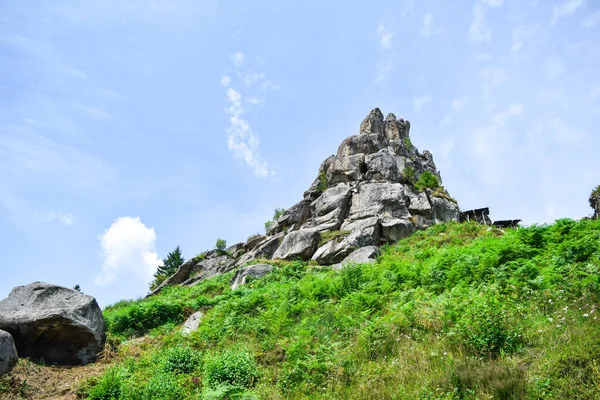 Parc national au lever du soleil avec fond rocheux. Excursion à Tustan, Ukraine occidentale. — Photo