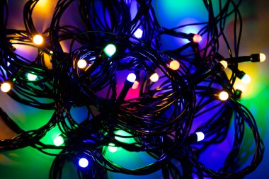 Koyu arkaplanda renkli karışık noel ışıkları. Mutlu Noeller ve mutlu yıllar konsepti