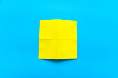 Adım adım fotoğraf çekerek origami kağıt araba yapmayı öğretiyorum. Çocuk konseptiyle basit bir şey. Adım 1.