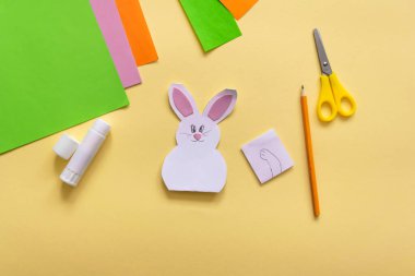 Paskalya tebrik kartı için havuçlu Origami kağıt tavşanı yapmayı adım adım öğreteceğim. Çocuk sanat projesi. Diy konsepti. 11. adım