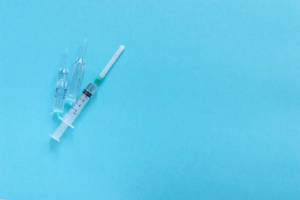 Fles Met Vaccin Spuit Met Vaccin Blauwe Achtergrond Begrip Vaccinatie — Stockfoto