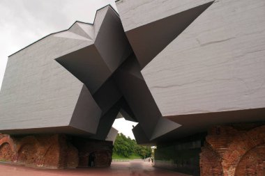 Brest Kalesi 'nin anısına yıldız şeklinde giriş. Brest, Belarus - 1 Ağustos 2020.