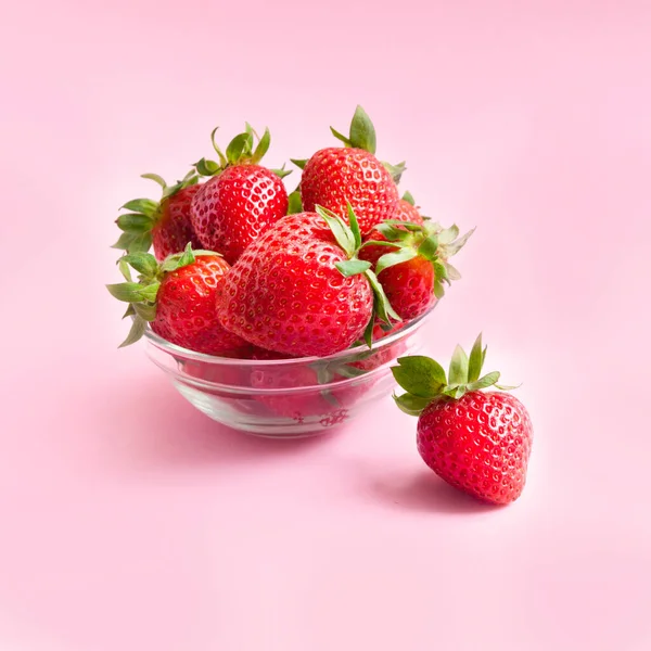 Rote Erdbeeren Teller Auf Rosa Hintergrund Minimalismus — Stockfoto