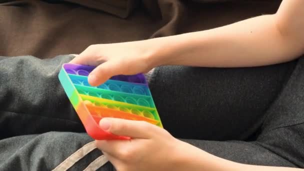 抗ストレスおもちゃポップそれフィジェットで子供の手 — ストック動画