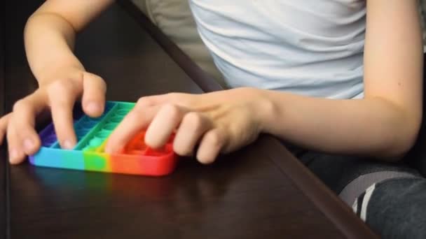 Antistress-Spielzeug lässt es zappeln in den Händen. — Stockvideo