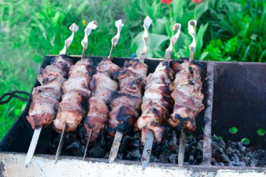 Caddedeki ızgarada şiş kebap.