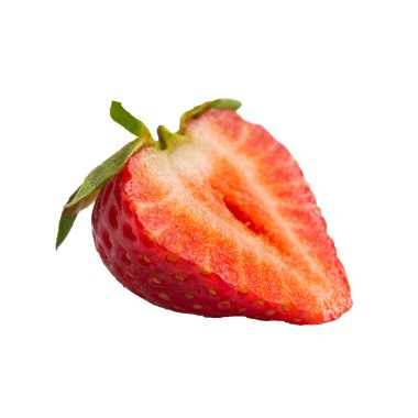 Beyaz arka planda izole edilmiş kırmızı olgun çilekler.