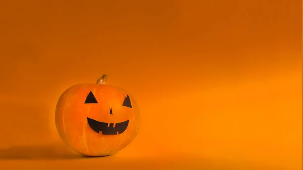 Calabaza halloween sobre fondo naranja con espacio de copia — Foto de Stock