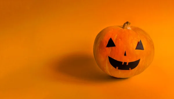 Calabaza halloween sobre fondo naranja con espacio de copia — Foto de Stock