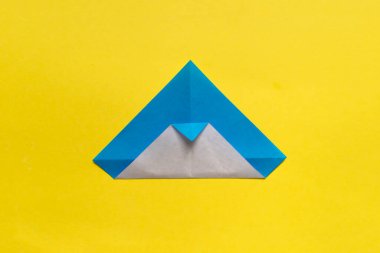 Adım adım fotoğraf çekerek origami kağıdından penguen yapmayı öğretiyorum. Basit bir çocuk konsepti. Adım 3.