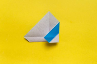 Adım adım fotoğraf çekerek origami kağıdından penguen yapmayı öğretiyorum. Basit bir çocuk konsepti..