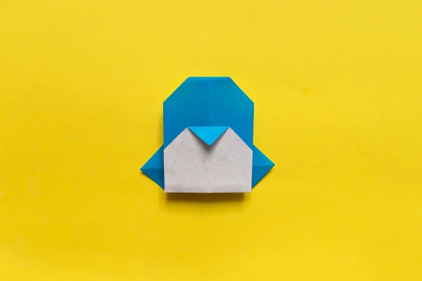 Покрокова інструкція по фото, як зробити паперовий пінгвін орігамі. Проста дитяча концепція для дітей . — стокове фото