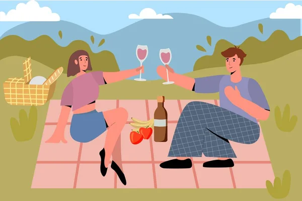 ピクニックタイムと屋外での食事を楽しむ愛のカップル食べ物と毛布で芝生の上でピクニックバスケットパン 果物と赤ワインのボトルで晴れた日のフィールドでピクニックランチ屋外フラット漫画ベクトルイラスト — ストックベクタ