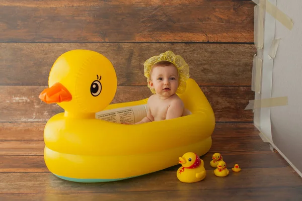 Ein einjähriges Mädchen nimmt ein Bad. Mit gelber Ente. — Stockfoto