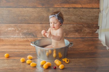 Bir yaşındaki kız meyve banyosu yapıyor.. 
