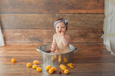 Bir yaşındaki kız meyve banyosu yapıyor.. 