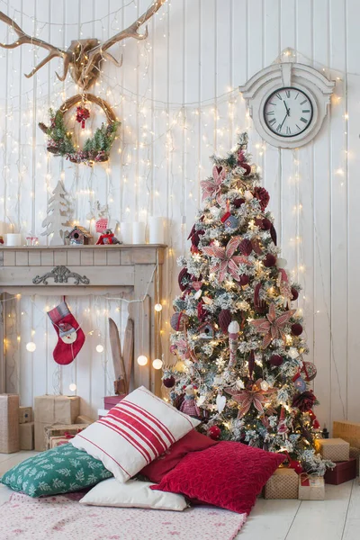 Árbol de Navidad en color rojo. — Foto de Stock