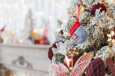 Kırmızı renkte Noel ağacı. 