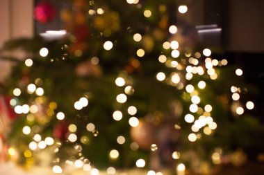 Siyah arka planda güneş parlıyor. Soyut. Bokeh. Bulanık. Bokeh ışığı. 