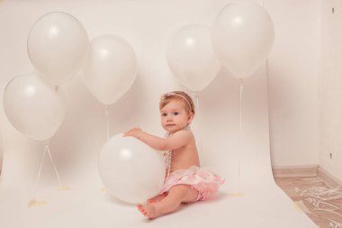 Bir yaşında bir kız doğum gününü kutluyor..