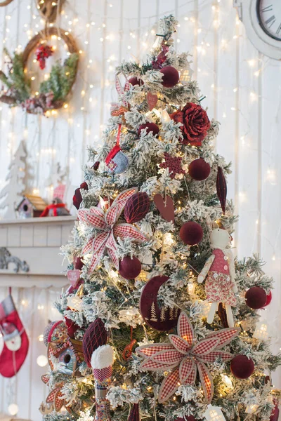 Vánoční stromek v červené barvě. — Stock fotografie
