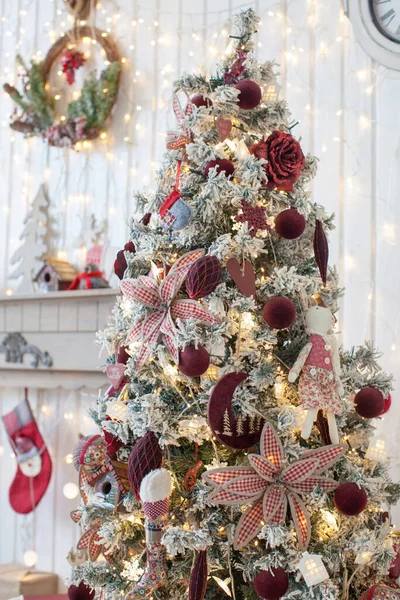 Χριστουγεννιάτικο δέντρο σε κόκκινο χρώμα. — Φωτογραφία Αρχείου