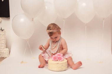 Bir yaşında bir kız doğum gününü kutluyor..